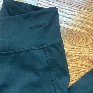 Patagonia black yoga pant cropped style